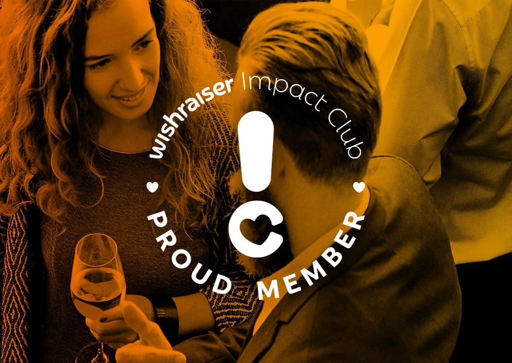 Due persone che si godono un evento sociale con un bicchiere di vino in mano, con la sovrapposizione di testo 'Wishraiser Impact Club - PROUD MEMBER' in primo piano