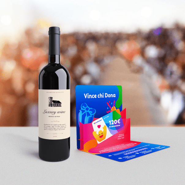 Una bottiglia di vino accanto a una Wishraiser Gift Card colorata con la scritta Vince chi Dona. Sullo sfondo, una folla sfocata